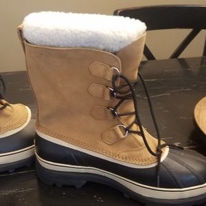 Sorell Caribou tan leather black snow boots